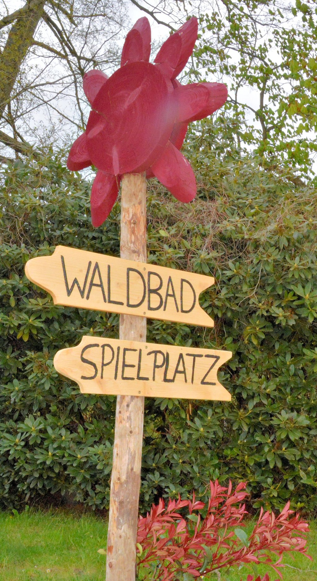 Die roten Sonnen, die in Zichtau auf besondere Orte aufmerksam machen sollen, wurden nun auch mit entsprechenden Wegweisern bestückt.