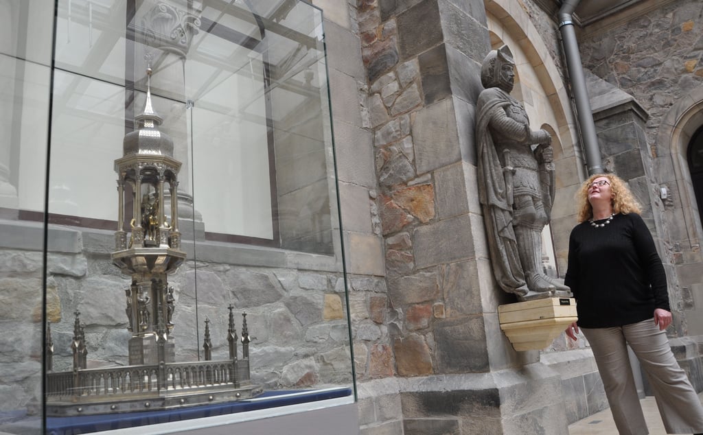 Magdeburgs Museumsdirektorin Gabriele Köster betrachtet im Schmuckhof des Kulturhistorischen Museums die Figur des Pfalzgrafen bei Rhein. Gemeinsam mit den drei weiteren weltlichen Kurfürsten hatte die Figur einen Platz am Sockel des Magdeburger Reiters. Links in der Vitrine ein Silberaufsatz des Reiterstandbildes mit Sockelfiguren und Umzäunung.