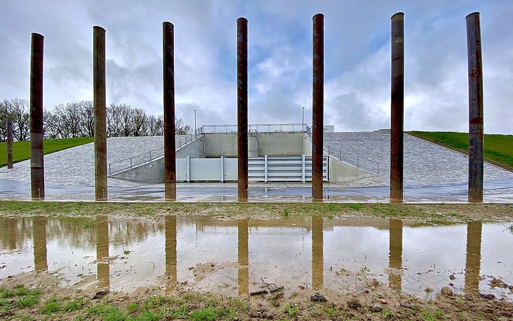 Das Auslaufbauwerk des Polders Rösa ist fertiggestellt. In den Boden gerammte Stahlrohre sollen es vor Treibgut schützen.