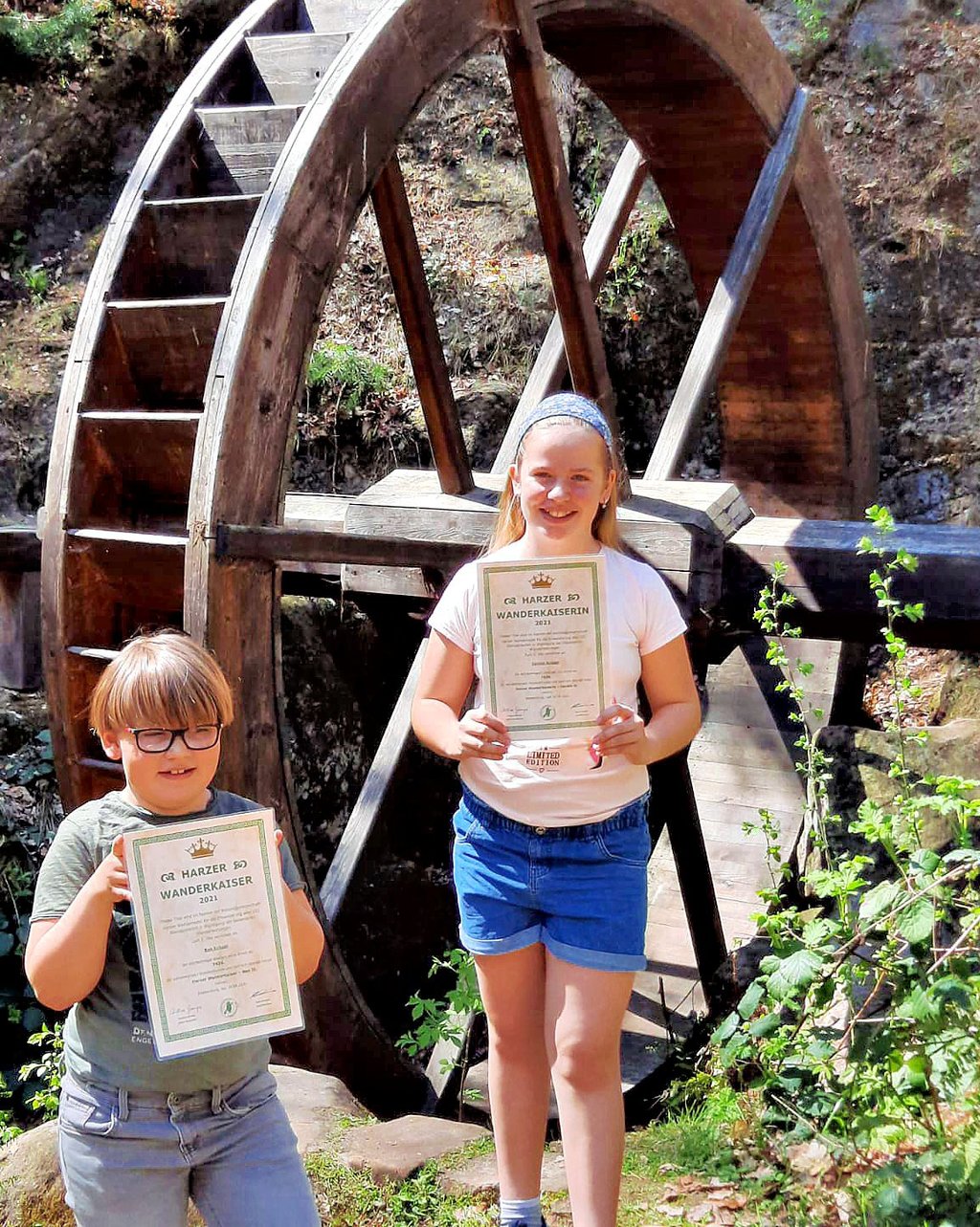 Sie können stolz auf ihre Leistung sein: Die jungen Harzer Wanderkaiser Ben und Carolin Krüger haben alle 222 Harzer Stempelstellen erwandert, auch an der Regensteinmühle bei Blankenburg.
