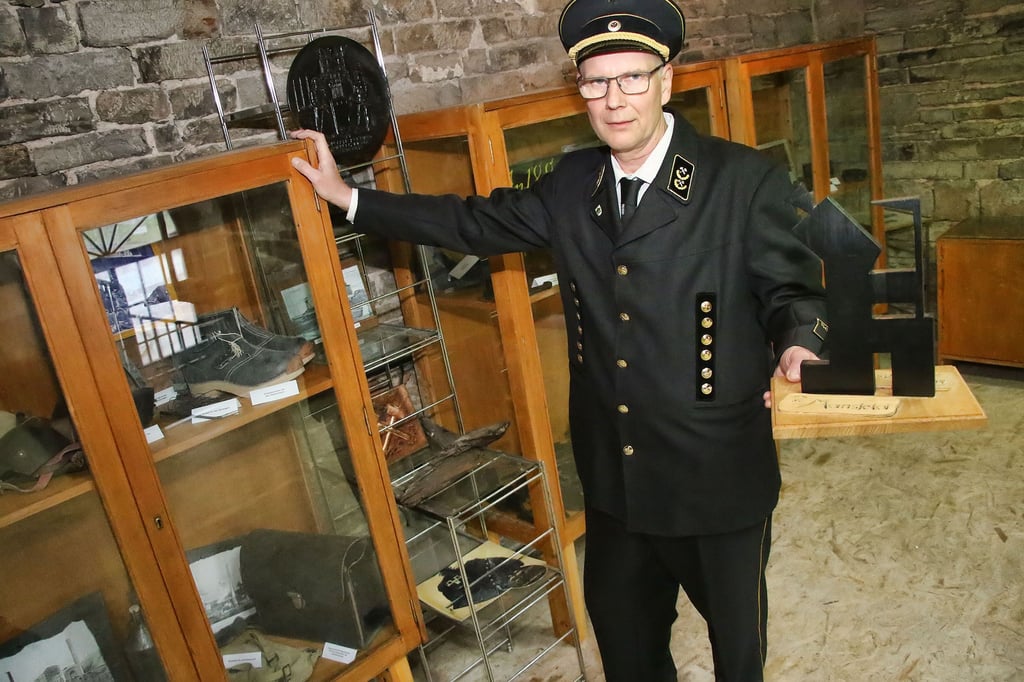 Der Vorsitzende Harald Henke mit Kamerad Martin, eines der Exponate im neuen Ausstellungsraum.