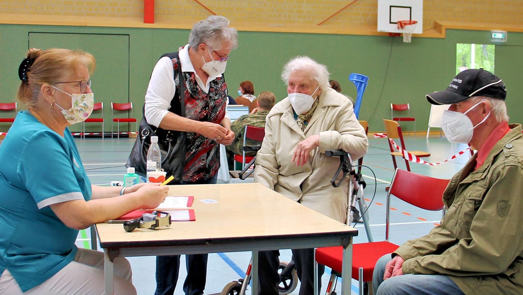 Ärztin Christel Leiffert-Schafferus (links) führt das Beratungsgespräch mit Günther und Irma Theuerkauf (von rechts) aus Uchtdorf, beide sind über 90 Jahre alt und werden von Roswitha Eichstädt nach Tangerhütte begleitet.