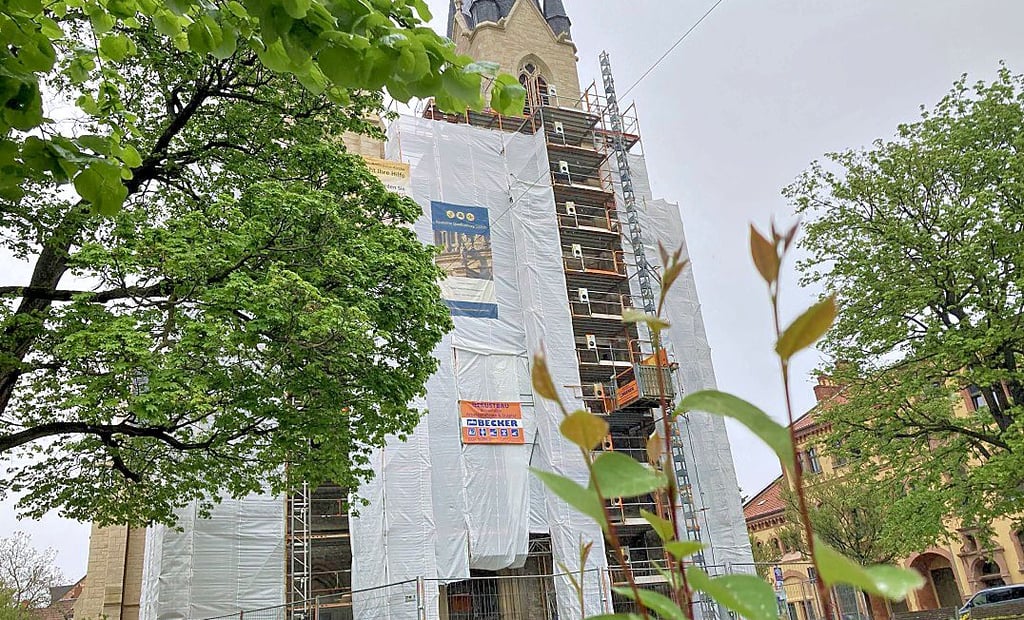 Die Ambrosiuskirche ist derzeit für den letzten Bauabschnitt der Fassadensanierung eingerüstet. Zum Ende des Jahres wird sie sich in ihrem Perlmuttfarbton zeigen - ganz so wie bei ihrer Erbauung.