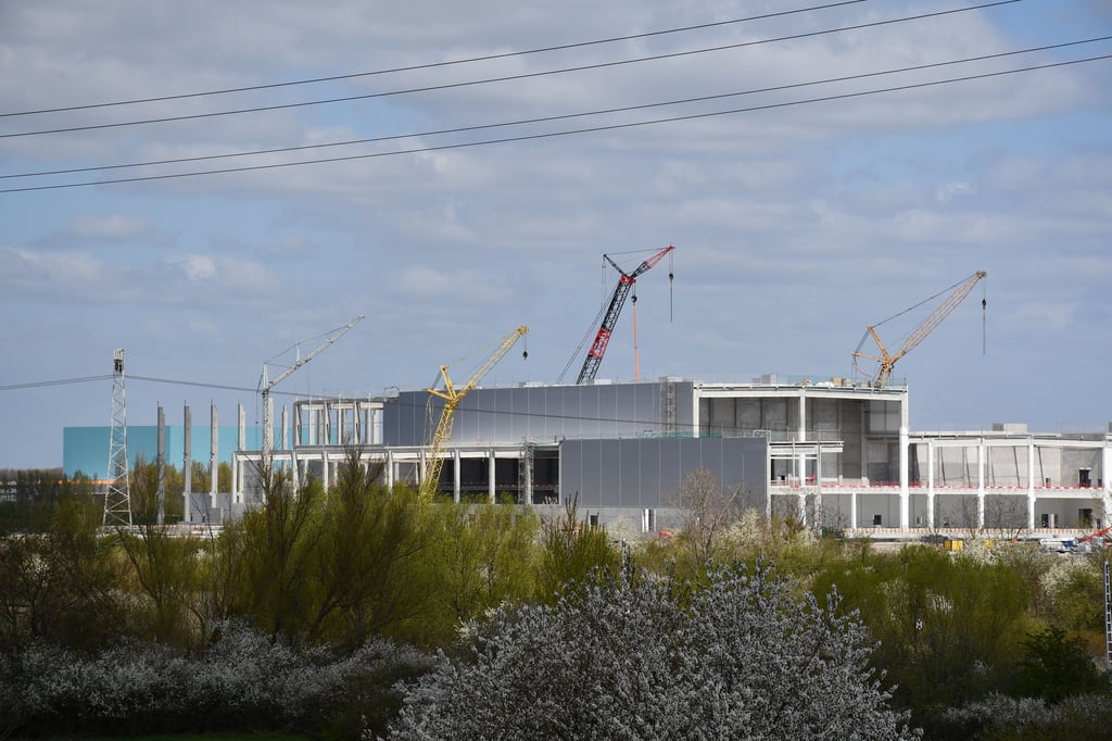 Im Norden Magdeburgs entsteht derzeit als Großansiedlung das neue Rewe-Zentrallager. Wie es wirtschaftlich mit der Stadt weitergehen soll, war jetzt Thema im Stadtrat.
