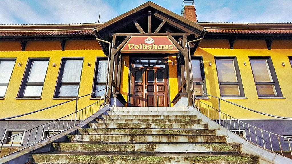 Das Volkshaus in Gardelegen soll abgerissen und an diesem Standort ein Edeka-Markt errichtet werden. Dagegen haben die Anwohner des Klammstiegs große Bedenken.