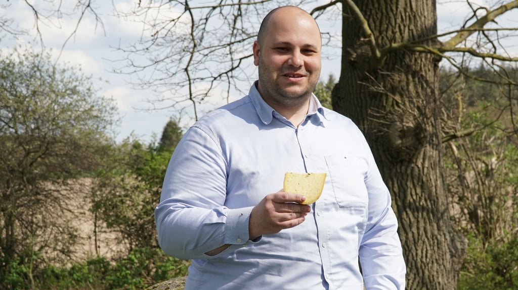 SPD-Landtagskandidat Jacob Beuchel an seinem Lieblingsort, dem Hünengrab bei Drüsedau.