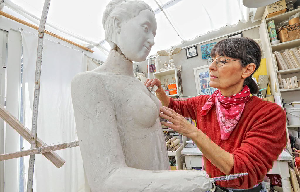 Christine Rammelt-Hadelich fertigt die Skulptur der Louise für den Brunnen im Stadtpark