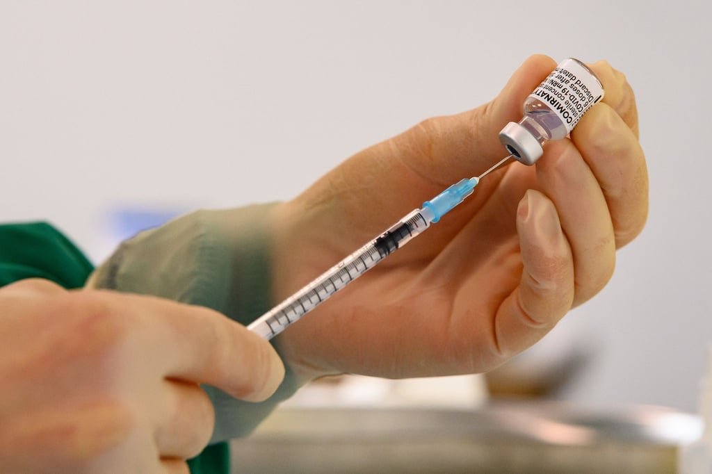 Eine pharmazeutisch-technische Assistentin zieht eine Spritze mit dem Corona-Impfstoff von Biontech/Pfizer auf.