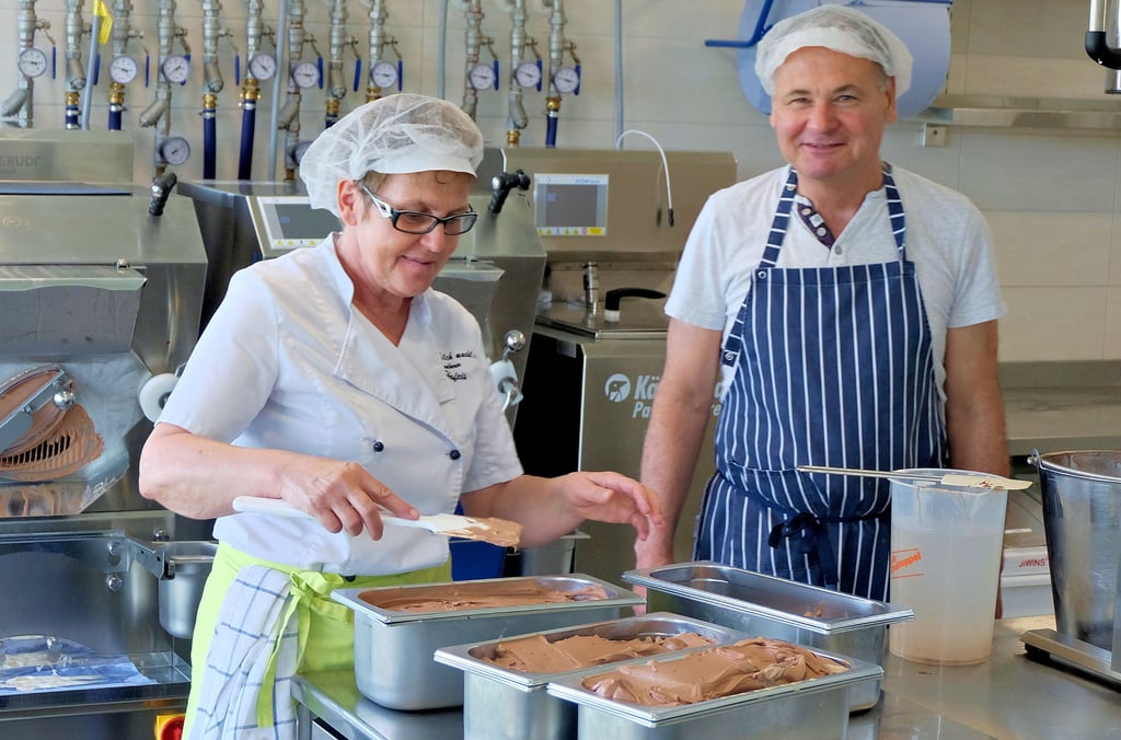 Bärbel und Reiner Mühlbach produzieren insgesamt 24 Sorten Eis. Die Milch dafür kommt aus dem eigenen Landwirtschaftsbetrieb.