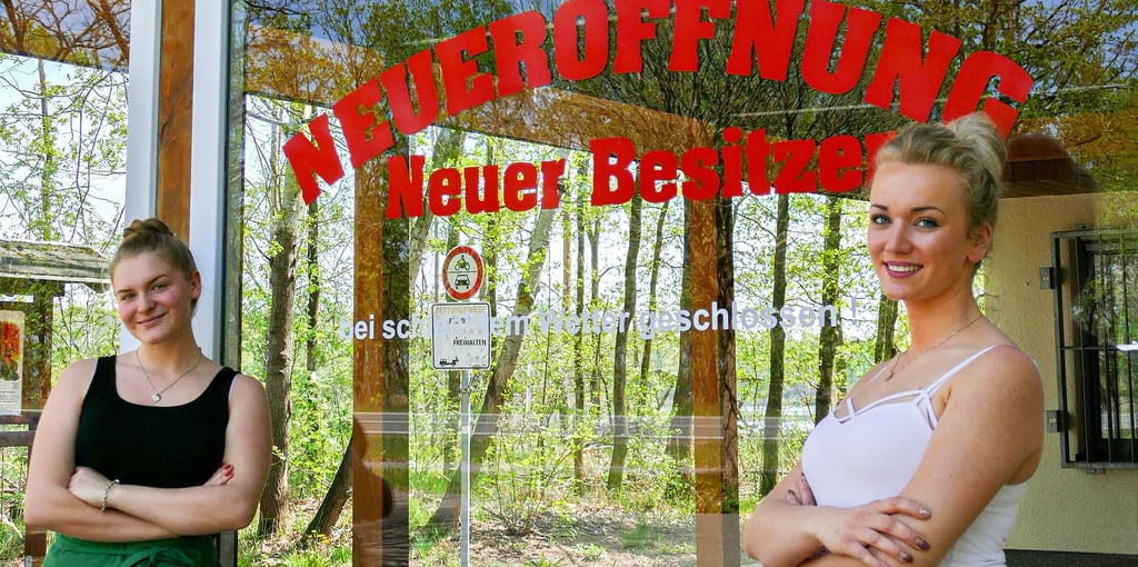 Samantha und Monique sind nach umfangreichen Renovierungsarbeiten die neuen Pächterinnen des „Air Force Beach Imbiss“.