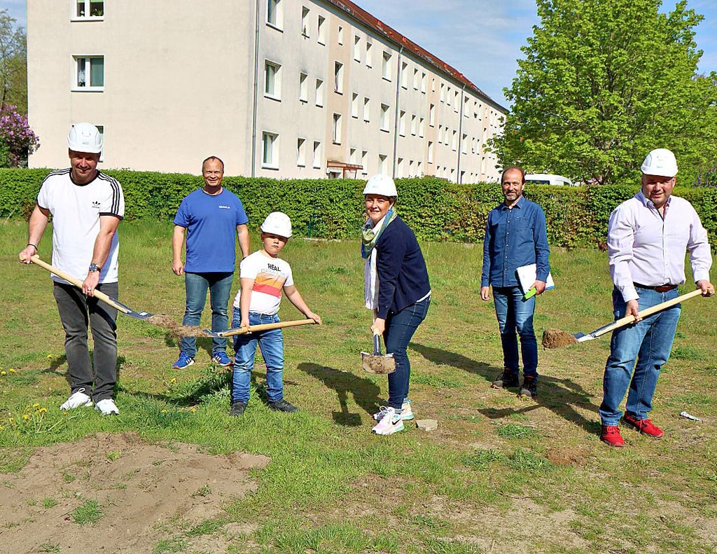 Von rechts: Marco Wetzel , Architekt Peter Habendorf, Diana Wetzel, Oscar Wetzel, Frank Albert und Bauunternehmer Stephan Blank beim ersten Spatenstich.