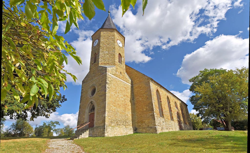 Die Schadelebener Kirche soll ein neues Dach bekommen und später Radlerkirche werden. Sie ist eins von fünf Projekten, die gefördert werden.