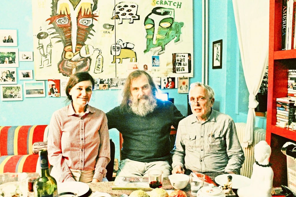 Peter Ludewig (rechts) mit seiner Frau, der Übersetzerin Zuzana Finger, zu Gast bei dem tschechischen Dichter Tomáš Přidal, Brno, im November 2017.