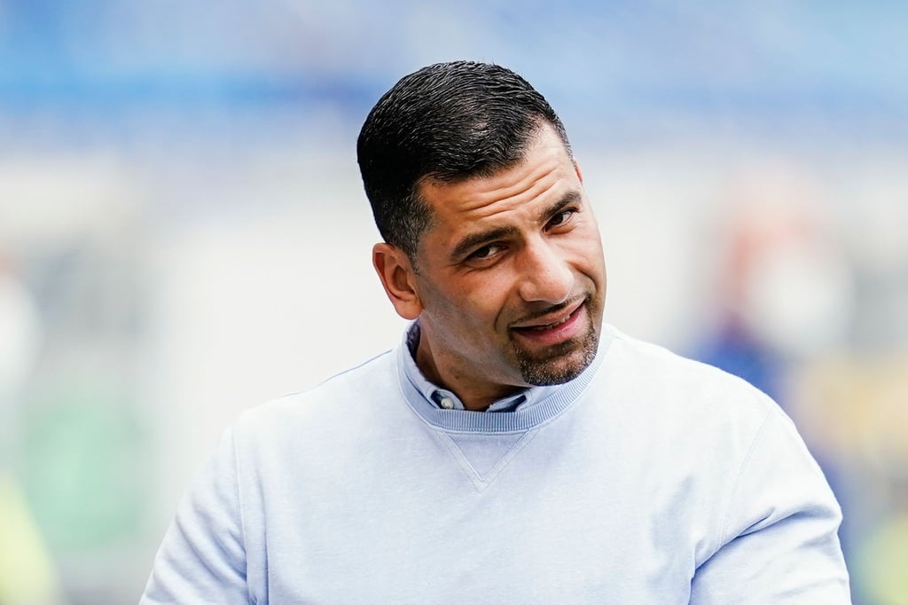 Ist trotz Abstieg zuversichtlich: Schalke-Coach Dimitrios Grammozis.