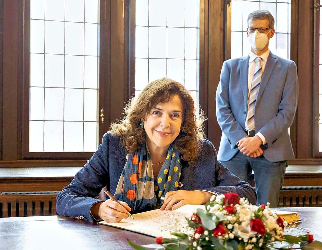 Elena Bashkirova trägt sich in das Gästebuch der Stadt ein.