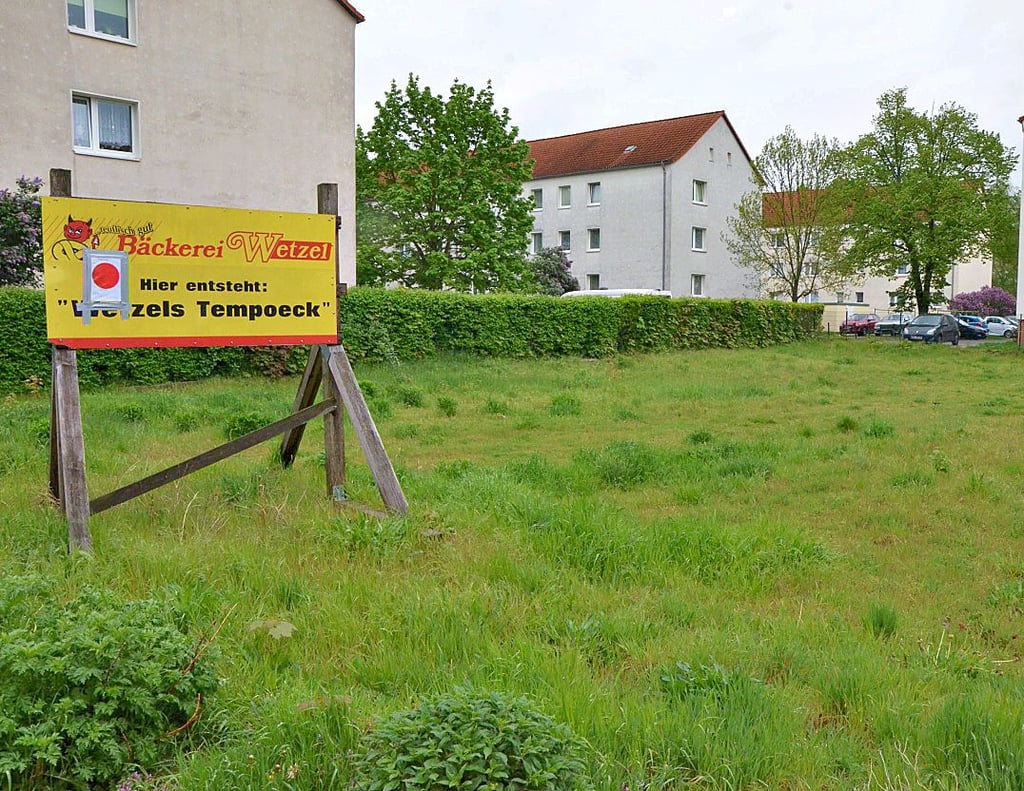 Auf diesem Areal in der Stendaler Bahnhofsvorstadt schließt der Neubau eine Baulücke. Seit dem Abriss 2014 lag die Fläche brach, das ändert sich nun.