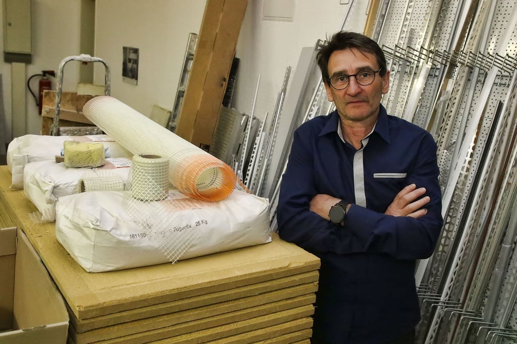 Auch Fliesenlegermeister Andreas Franke aus Sangerhausen bekommt die Lieferschwierigkeiten zu spüren.