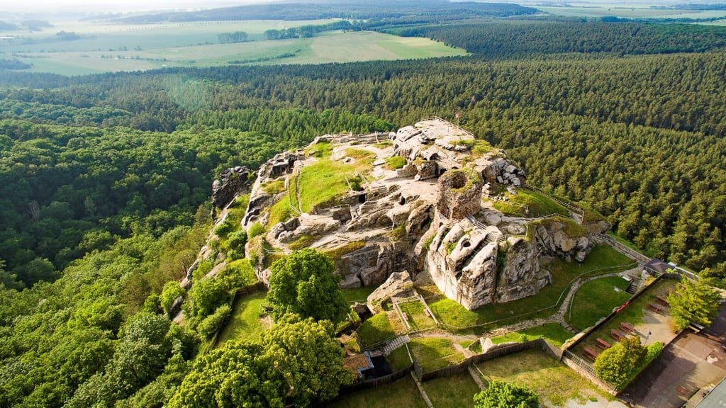 Spektakuläre Felsformationen und atemberaubende Ausblicke machen eine Wanderung im Harz einzigartig.