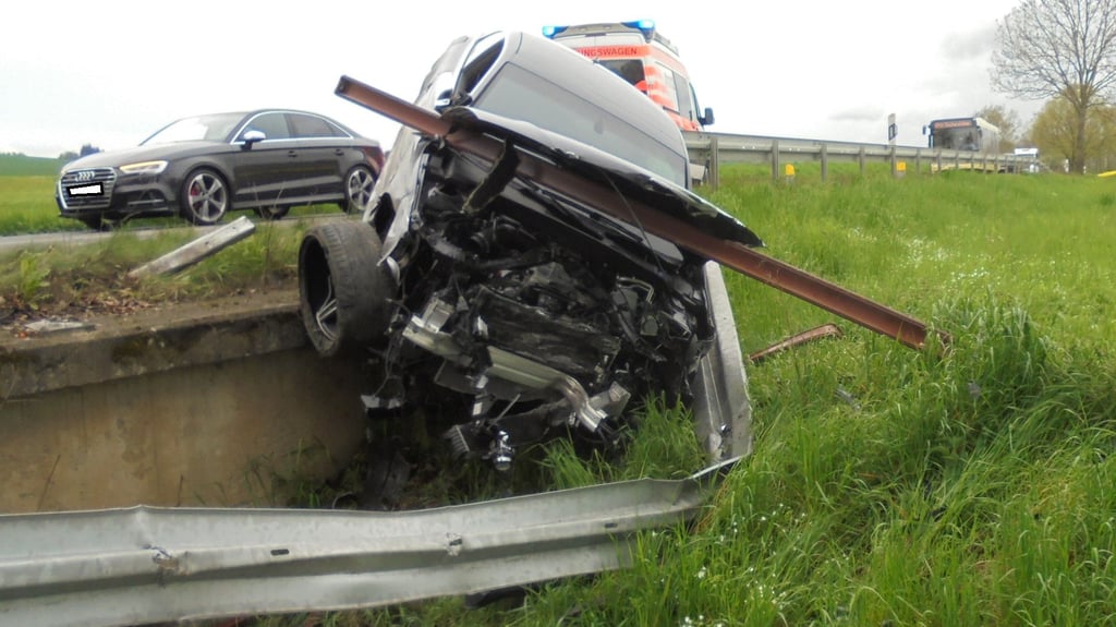 Der Audi wurde stark beschädigt.