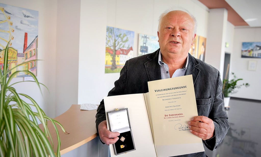 Mit der Ehrennadel des Landes Sachsen-Anhalt wird Fritz Naumann für seine besonderen Verdienste geehrt.