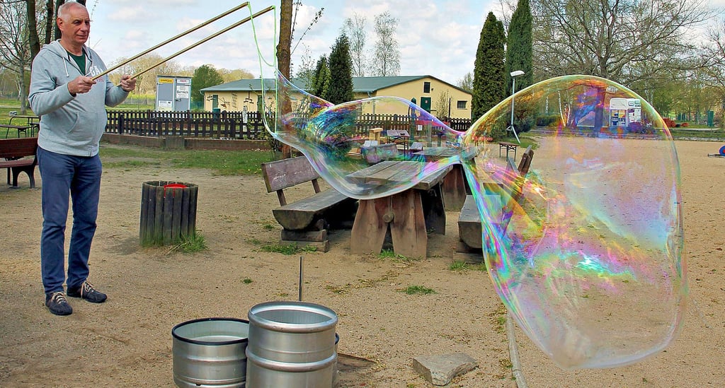Ralf-Peter Bierstedt zeigt die neueste Mitmach-Aktion auf dem Abenteuerspielplatz des Wildparkes in Weißewarte.