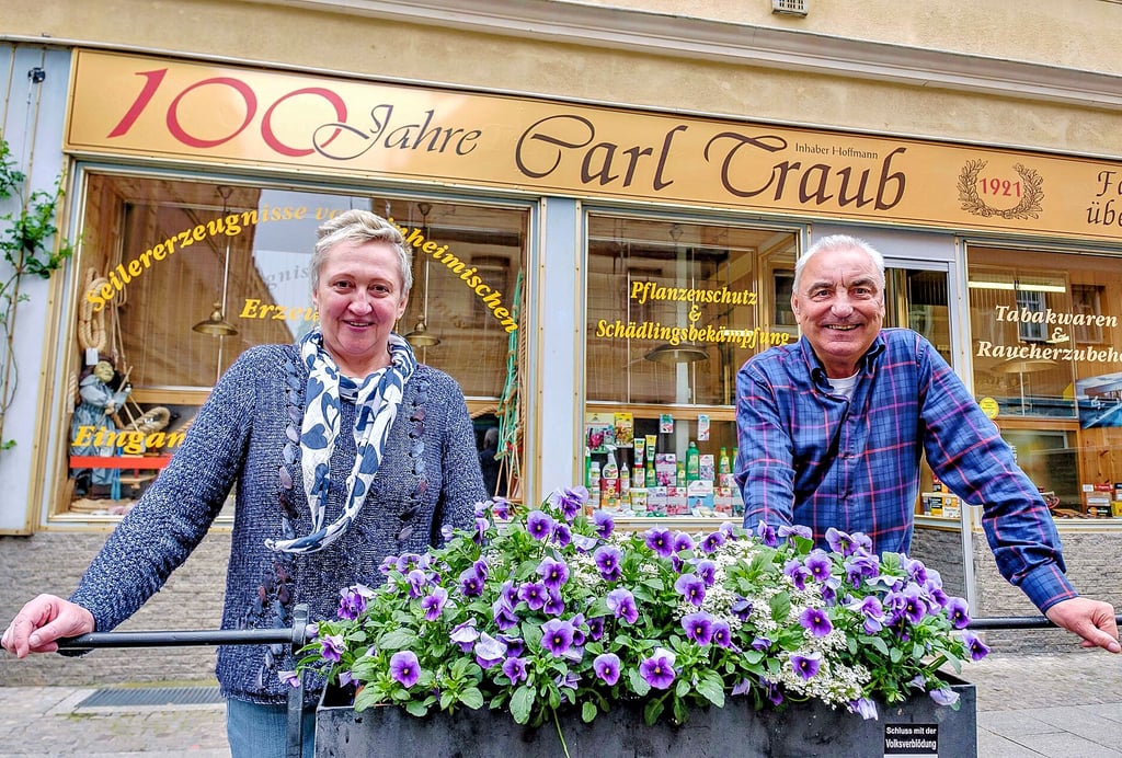 Christine und Gerd Hoffmann vor ihrem Traditionsgeschäft in der Coswiger Straße - mit neuem Schild