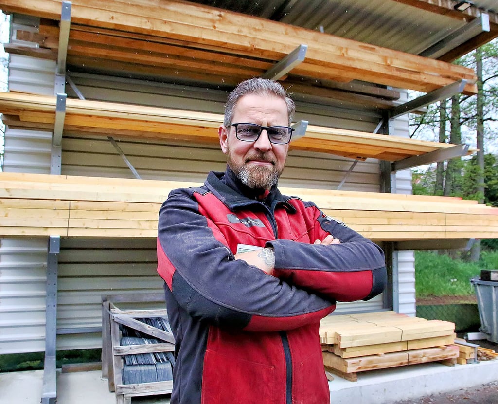 Dachdeckermeister Martin Fleischmann aus Welbsleben vor den letzten Holzreserven.