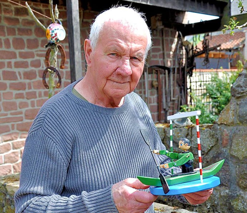 Volkmar Fleischer bastelt seit Jahren kleine Sportler aus Holz.