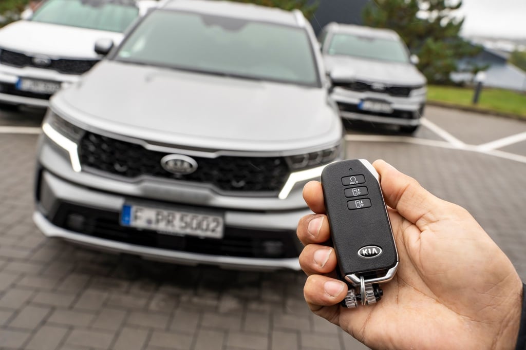 Bist ja schon groß: Einige Fahrzeuge können ganz alleine auf Knopfdruck in enge Parklücken rollen, ohne dass dafür eine Person am Steuer sitzt.