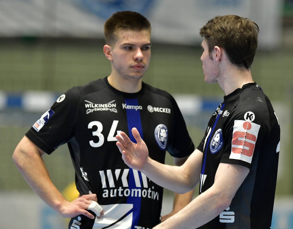 Renars Uscins (l.) bekommt hier Tipps von Yannick Fraatz.