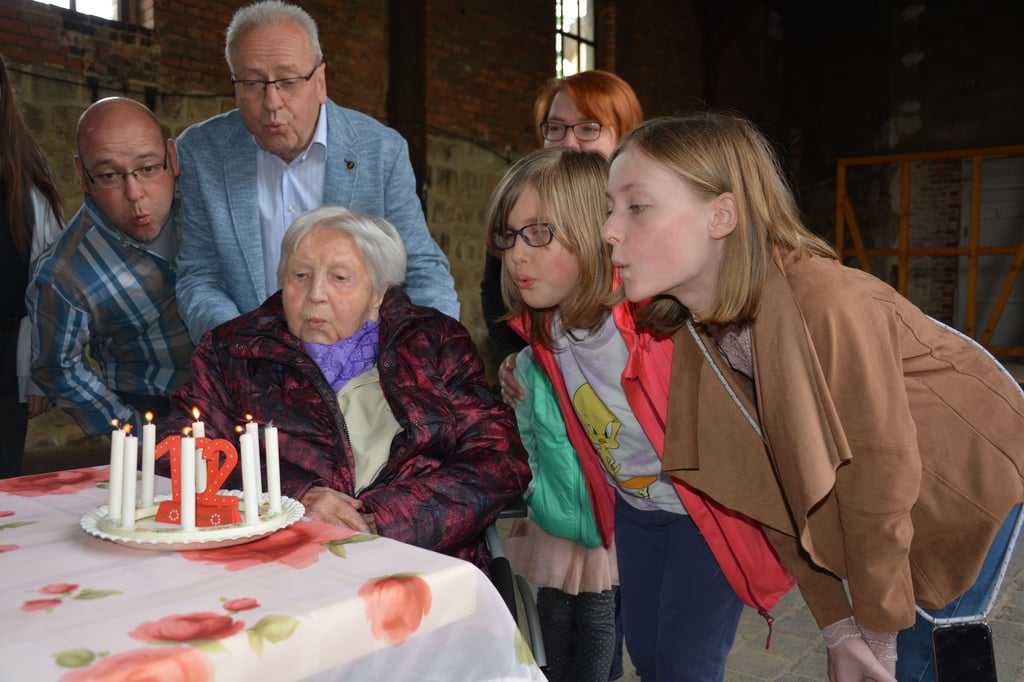 Beim Ausblasen der Kerzen gibt es Unterstützung für Edith Kwoizalla, die am 14. Mai ihren 102 . Geburtstag feiert.