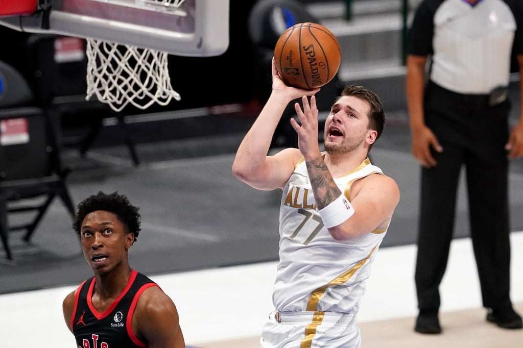 Führte die Mavericks zum Sieg gegen Toronto: Luka Doncic (r).