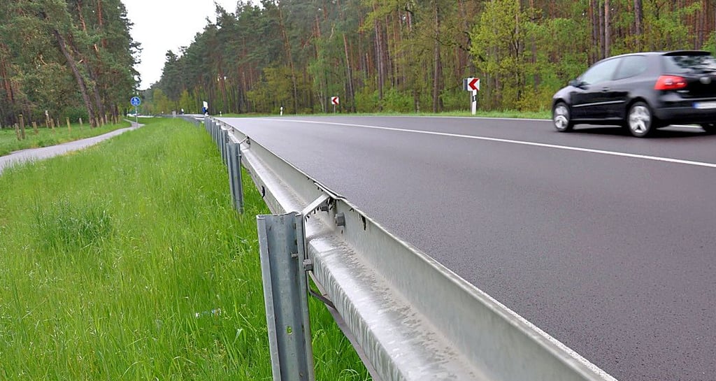 Leitplanken gibt es im inneren Bereich der „Polkernschen Kurve“. Für die gegenüberliegende Seite sieht das Land keine Notwendigkeit.