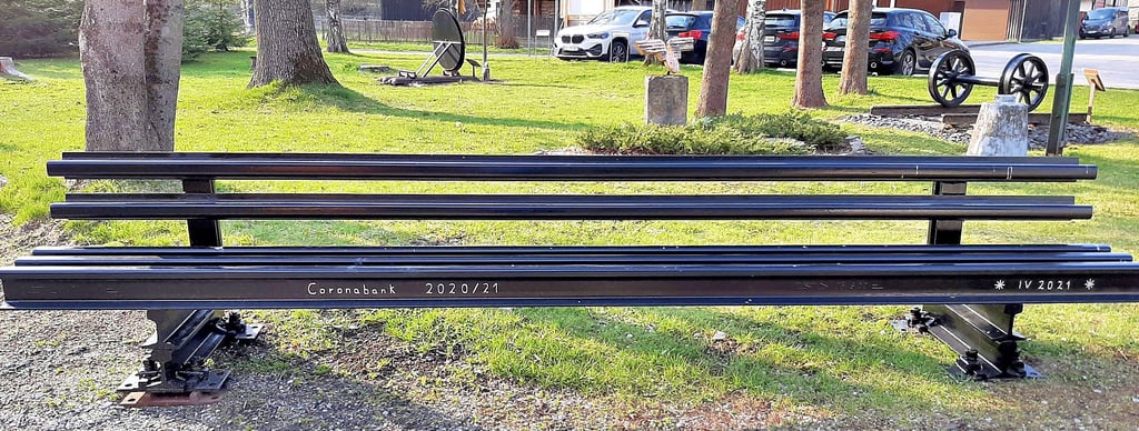 Die Interessengemeinschaft der Harzer Schmalspurbahn unter Federführung von Udo Müller hat auf dem Bahnhofsgelände in Hasselfelde eine Bank aus Eisenbahnmaterialien gebaut.
