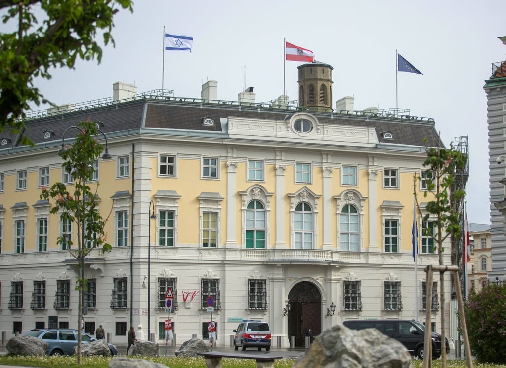 Die Flagge Israels ist auf dem Bundeskanzleramt gehisst. Aus Solidarität mit Israel haben Österreichs Kanzler Kurz und Außenminister Schallenberg auf ihren Amtsgebäuden die Flagge Israels hissen lassen.