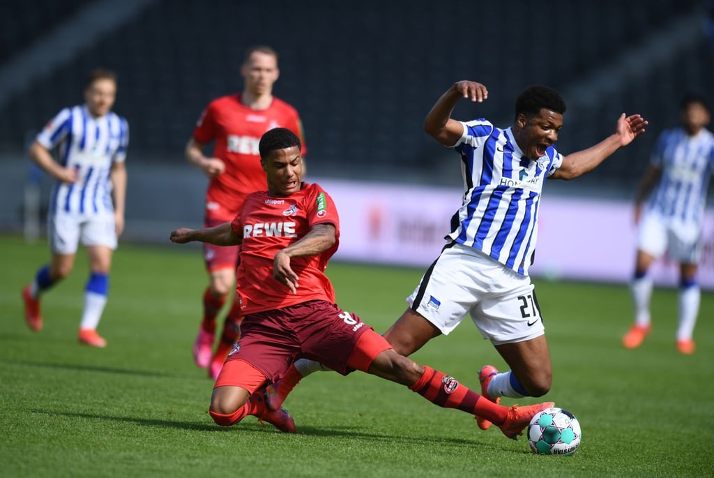 Kölns Ismail Jakobs (l) im Zweikampf mit Herthas Jessic Ngankam.