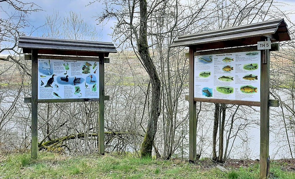 Auf dem Wanderweg zur Talsperre bei Hasselfelde wurden zwei Aufsteller mit neuen Tafeln bestückt, die der Harzklub finanziert hat.