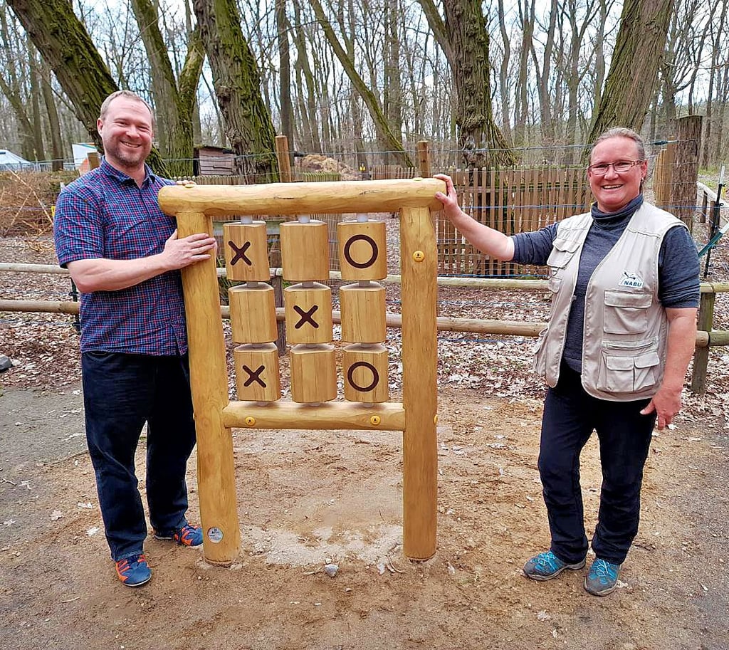 Tobias Ulbrich und Petra Henkelmann nebst neuem Spielgerät.