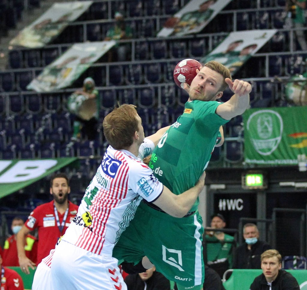 Philipp Weber setzt hier zum Entsetzen von SCM-Trainer Bennet Wiegert (hinten) im Zweikampf mit Omar Ingi Magnusson zum Sprungwurf an.
