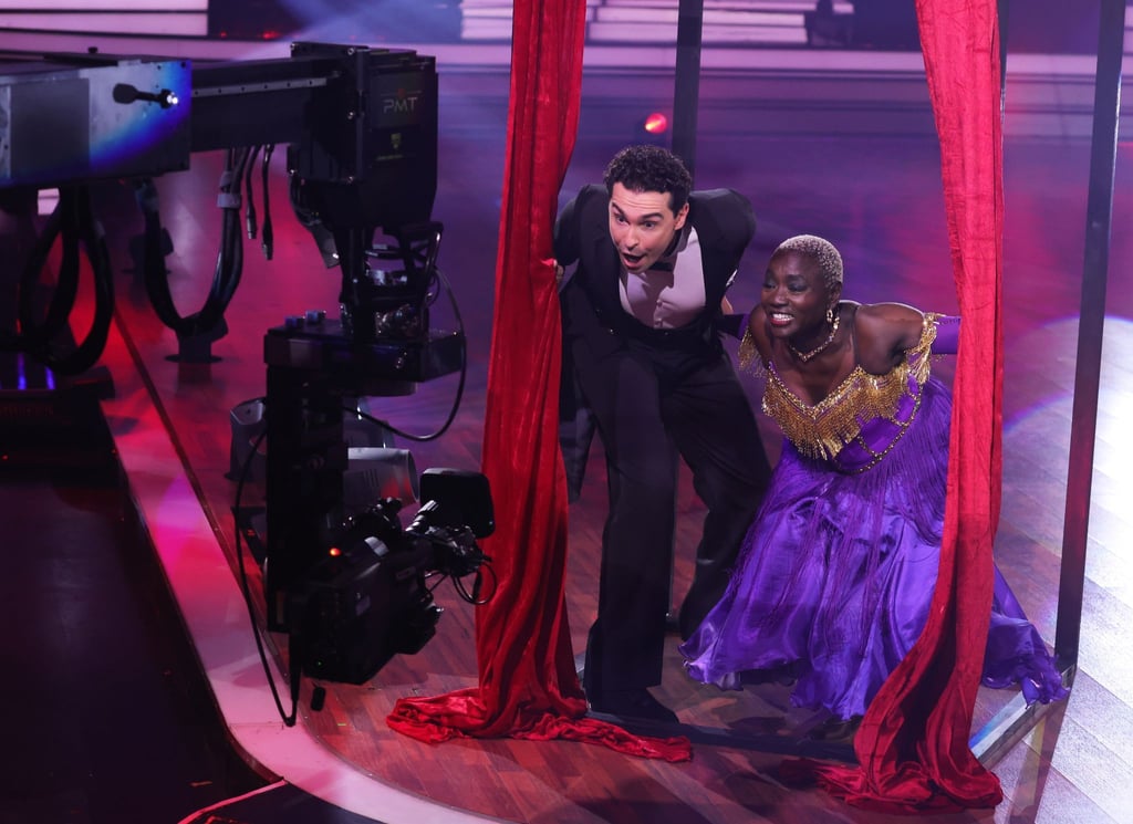 Auma Obama und Profitänzer Andrzej Cibis stehen bei der RTL-Tanzshow "Let's Dance" vor der Kamera.