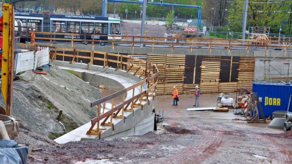 Blick über die Tunnelbaustelle von der künftigen Ringabfahrt aus Richtung Süden in Richtung Stadtfeld. Die Stützwände sind fertig. Noch fehlt aber unter anderem die Fahrbahn.