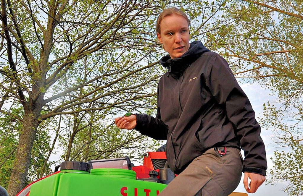 Henrike Wild von der Hochschule Anhalt, die das Projekt wissenschaftlich begleitet, nimmt eine Probe der Spritzbrühe.
