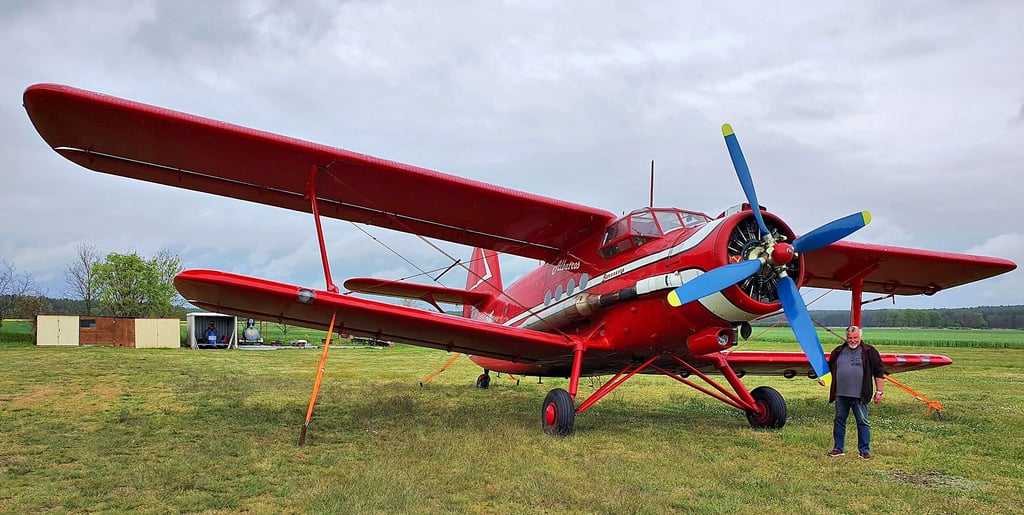 Ein Mensch sieht vor der Antonov eher wie ein Zwerg aus. Der Doppeldecker ist immerhin 4,16 Meter hoch und verfügt über eine Spannbreite von 18,18 Meter.
