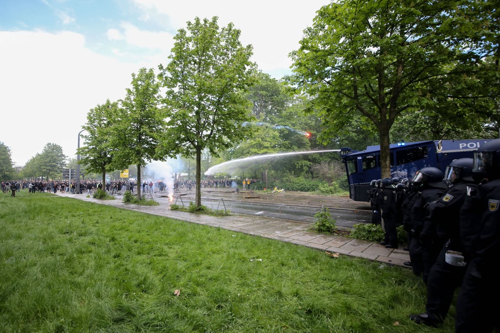 Die Polizei setzte Wasserwerfer ein - Die Dynamo-Fans warfen mit Steinen, Flaschen und Pyrotechnik.