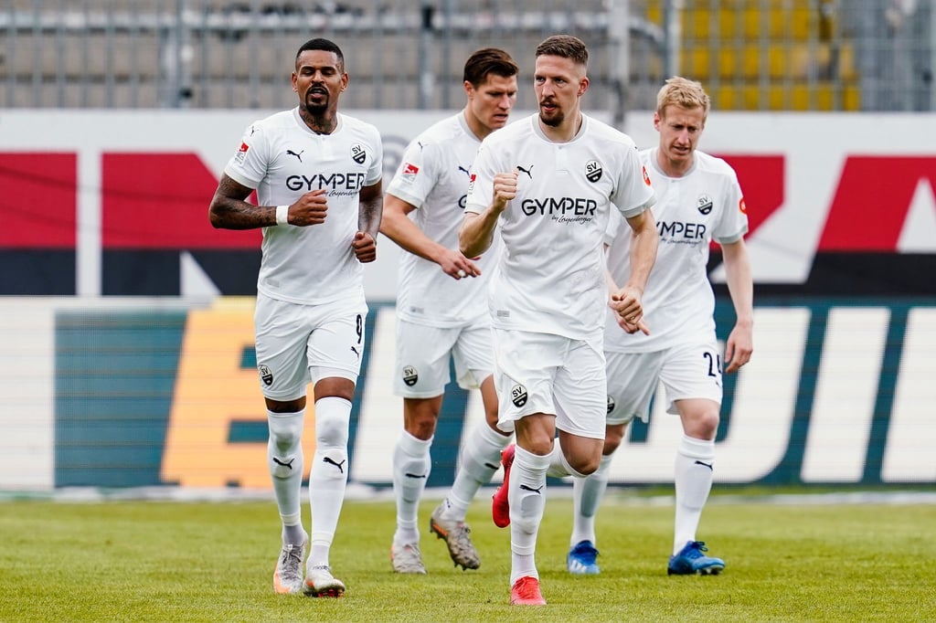 Sandhausener Spieler bejubeln die Führung.