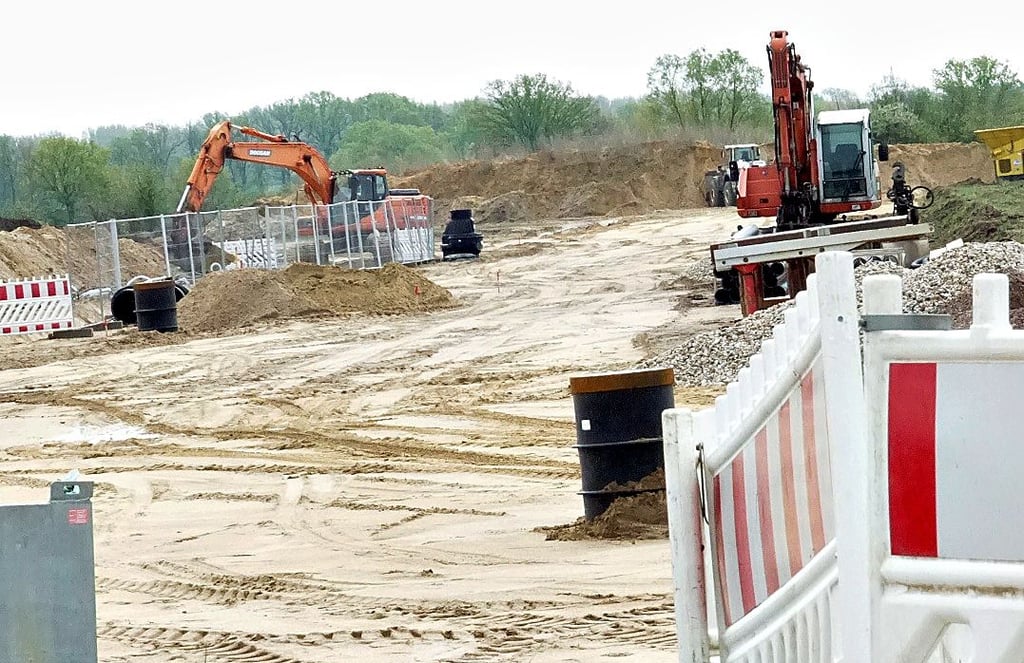 Die Tiefbauarbeiten im städtischen Neubaugebiet Lehmweg in Weddendorf gehen zügig voran.