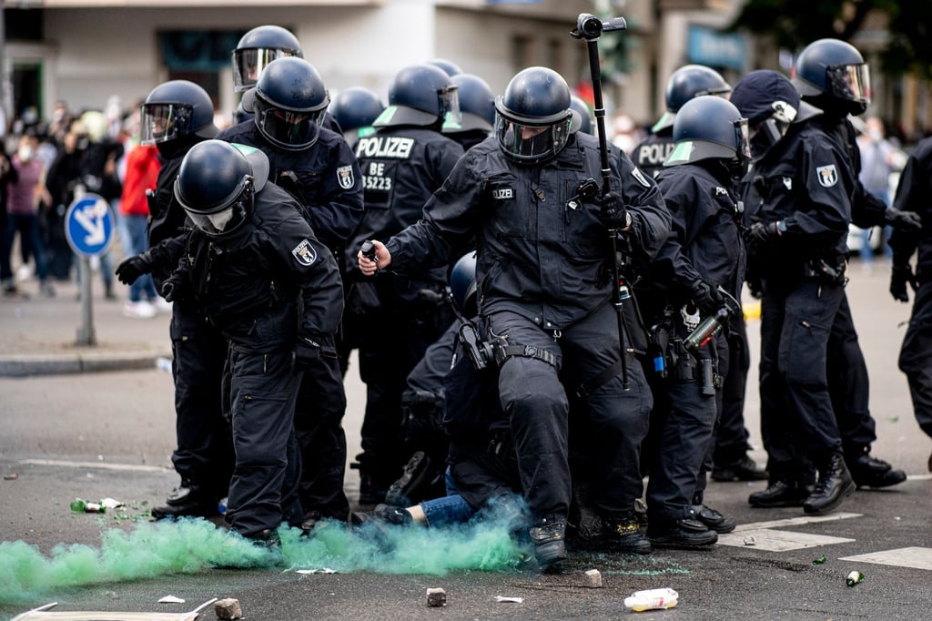 Die Polizei halten eine Teilnehmerin der Demonstration verschiedener palästinensischer Gruppen in Neukölln fest.