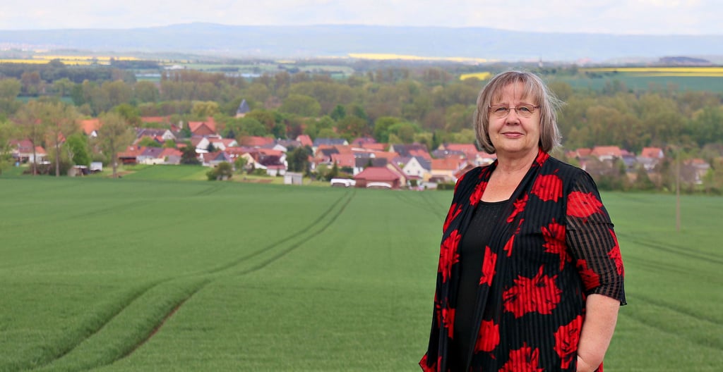 Monika Hohmann an einem ihrer Lieblingsorte, der einen weiten Blick ins Harzvorland bietet. Hier lebt die 61-Jährige, hier ist ihr Zuhause. Seit 2011 ist sie für die Partei Die Linke im Landtag Sachsen-Anhalt aktiv. Zur Wahl am 6. Juni tritt sie wieder an.