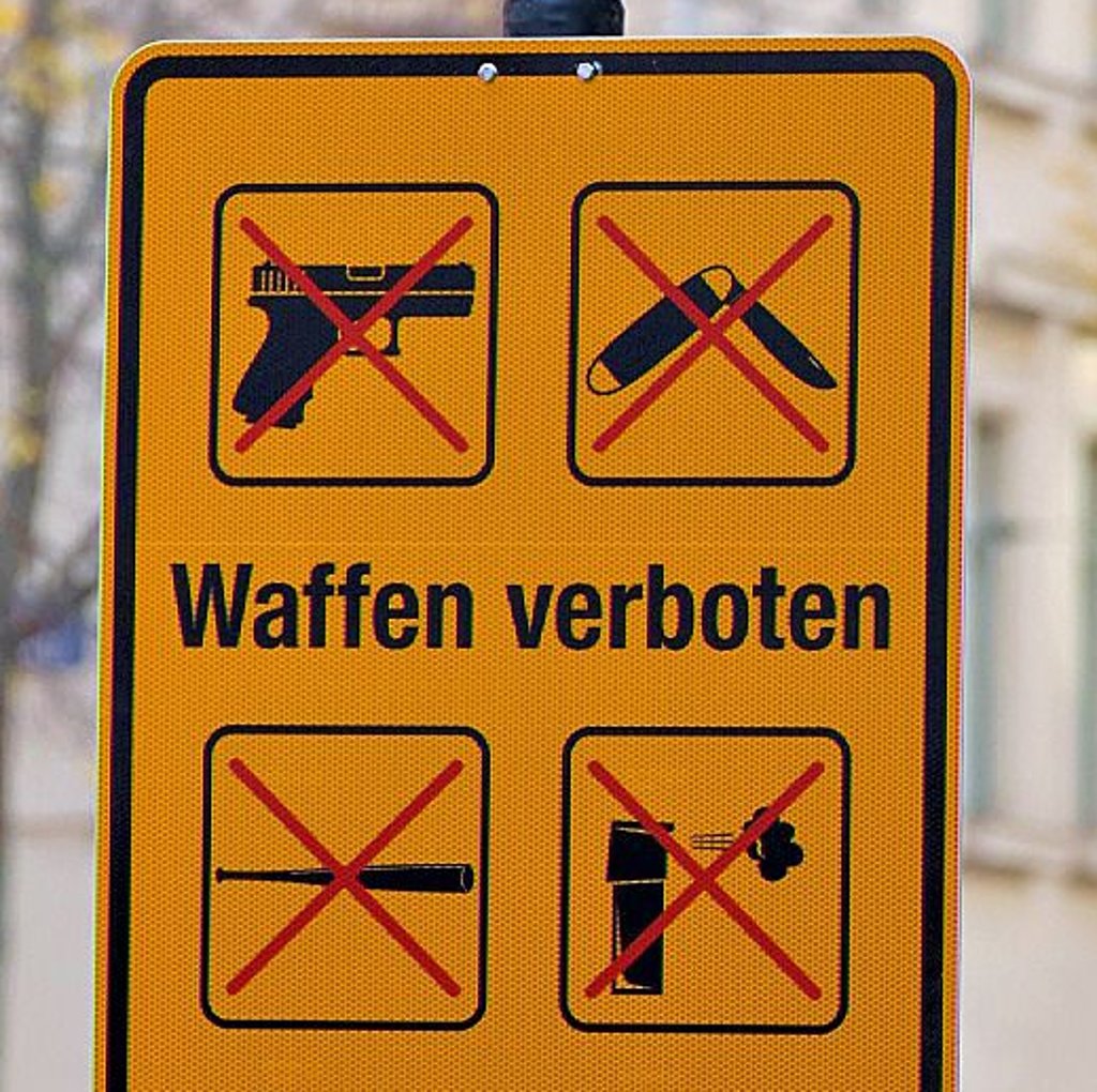 Unter anderem mit solchen Schildern wird auf Waffenverbotszonen hingewiesen.