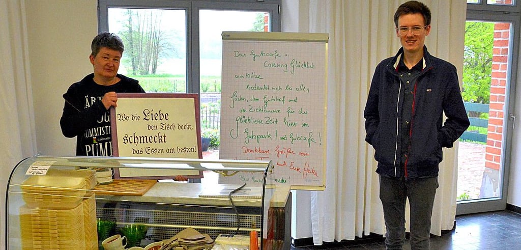 Heike Krieg nimmt Abschied vom Gutscafe und schenkt Ortsbürgermeister Lukas Kösterke eine Kühltheke für den Dorfladen.